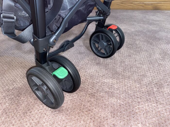 red and green brake pedals on the g-luxe stroller