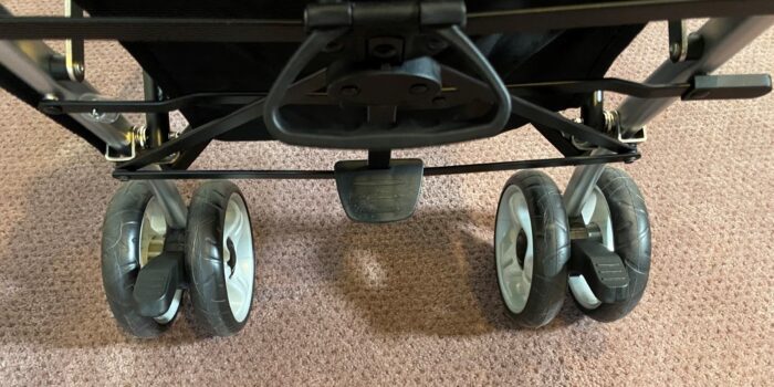 showing the two separate brake pedals on each rear wheel of the 3dlite stroller