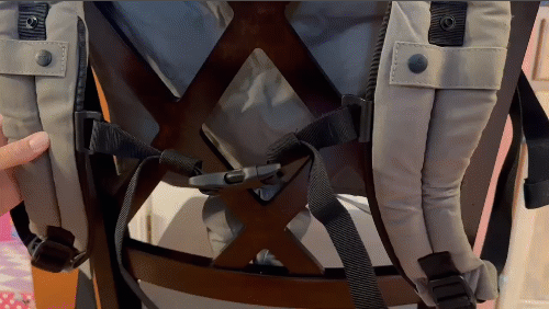 GIF demonstrating the adjustable buckles on the shoulder straps of the Boba