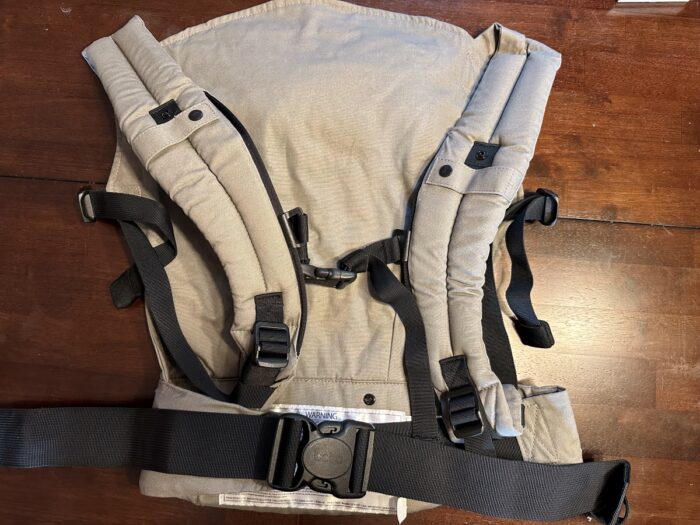 Image of the back of the Boba and its straps