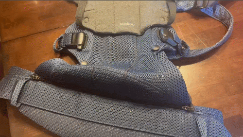 GIF showing the seat adjusters of the BabyBjorn Harmony